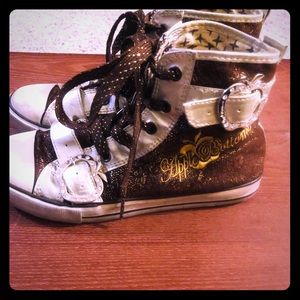 Apple Bottom sneakers